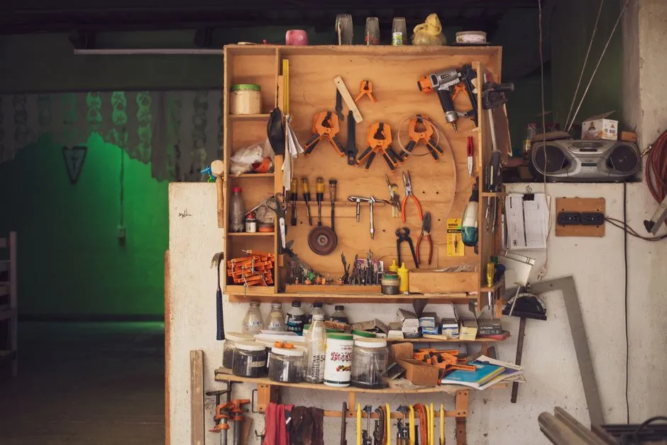 Mur d outils organises dans l atelier de menuiserie