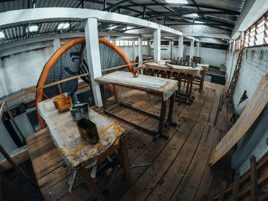 Vue large de l atelier de menuiserie avec etablis et bois