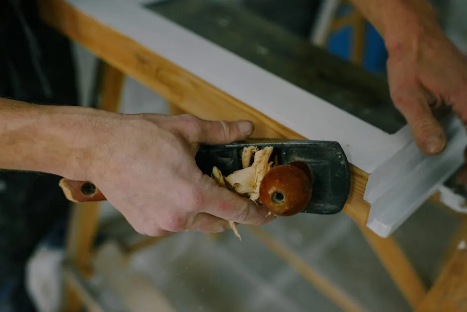 Rabot manuel d un menuisier en pleine reparation d une fenetre en bois